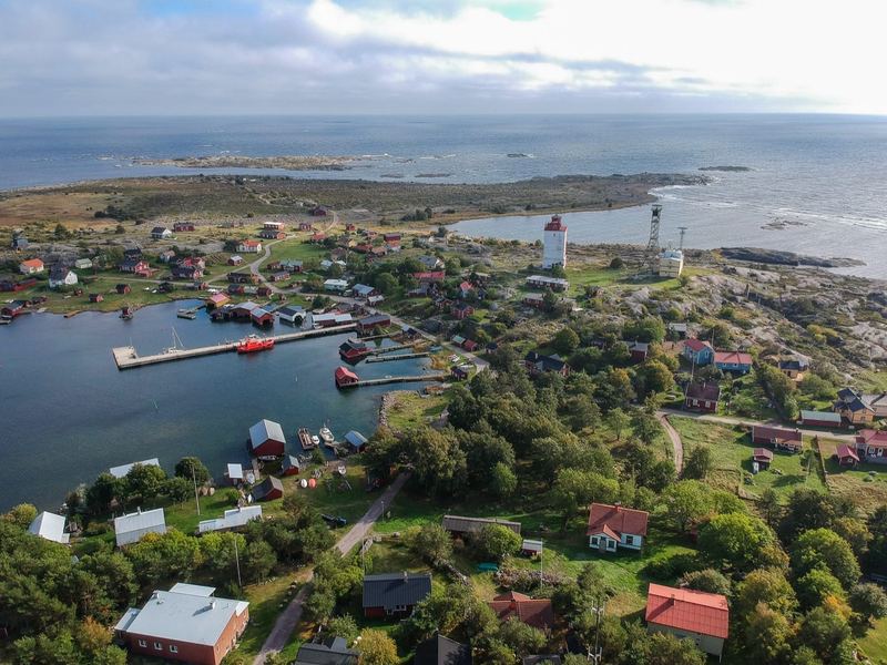 Utö from the air – harbour, jetties, red cottages and the open sea beyond