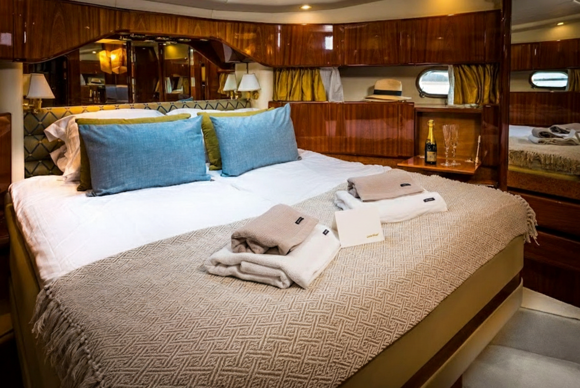Double cabin with fresh towels on board the yacht Lovisa, for sleeping on board during an overnight yacht charter in the Stockholm archipelago